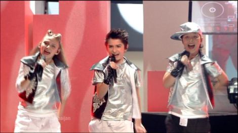 Omar waits for Suada to come out of the oven