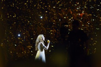 Emmelie learnt from Loreen that choking on confetti is a bad idea.