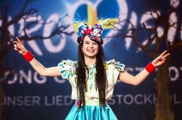 Someone really should have told Jamie that she had something on her head.